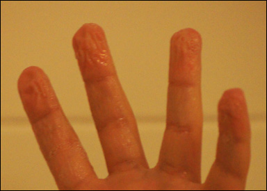 Skrynkliga fingrar ger kanske bättre fäste i väta